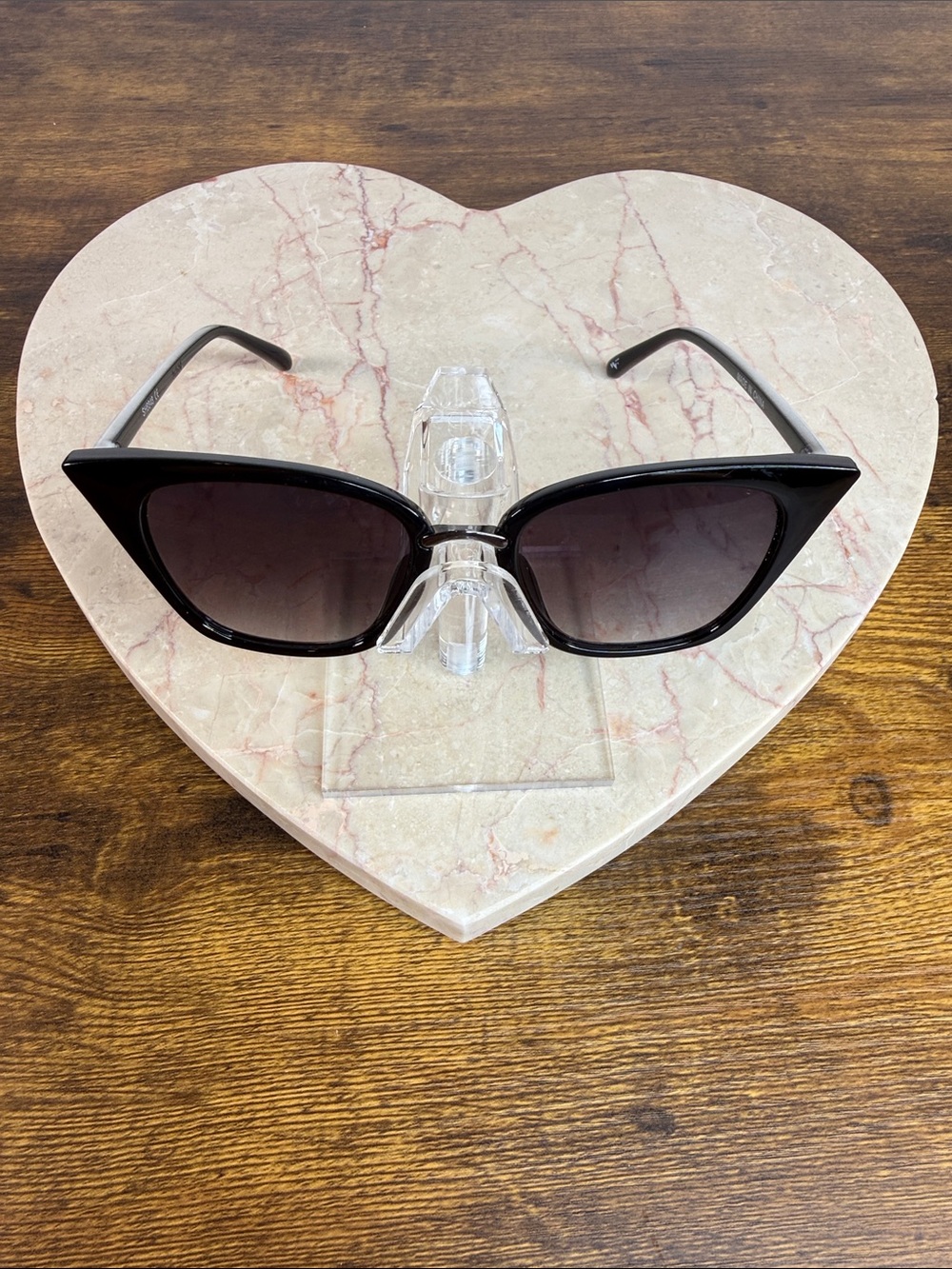 Women’s Black Cat-Eye Sunglasses - Classic Fashion Accessory